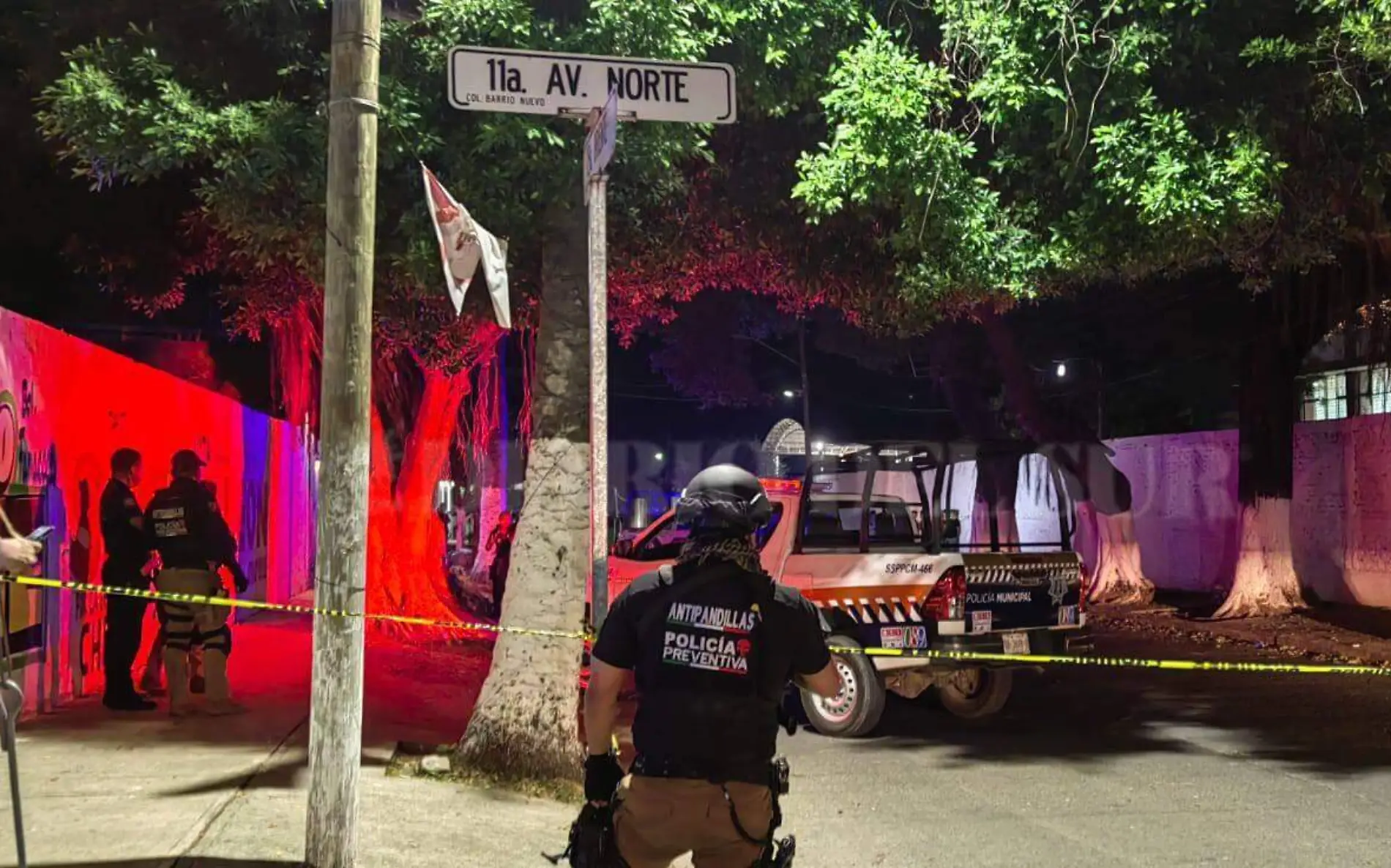 policias en el área acordonada